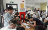 Người dân Hà Nội hào hứng đi làm thẻ xe buýt miễn phí